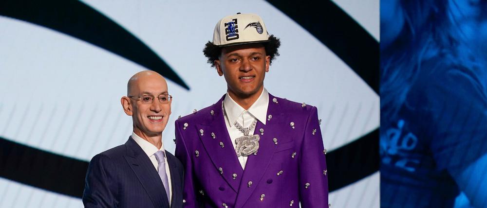 Paolo Banchero posiert neben NBA-Boss Adam Silver, nachdem er im Draft an erster Stelle ausgewählt wurde.