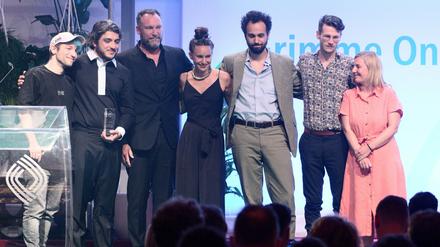 Youtuber Rezo (l-r) bei der Verleihung der Grimme Online Awards mit den Gewinnern eines Preises in der Kategorie «Information», Kesrau Behroz, Tobias Bauckhage, Johanna Leuschen, Moritz Hohenfeld, Sören Musyal und Sabine Schmidt (Cui Bono: WTF happend to Ken Jebsen) auf der Bühne. Der Grimme Online Award gilt als wichtigste Auszeichnung für Publizistik im Internet. 