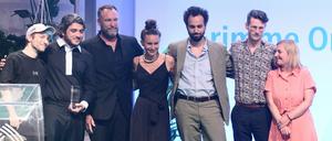 Youtuber Rezo (l-r) bei der Verleihung der Grimme Online Awards mit den Gewinnern eines Preises in der Kategorie «Information», Kesrau Behroz, Tobias Bauckhage, Johanna Leuschen, Moritz Hohenfeld, Sören Musyal und Sabine Schmidt (Cui Bono: WTF happend to Ken Jebsen) auf der Bühne. Der Grimme Online Award gilt als wichtigste Auszeichnung für Publizistik im Internet. 