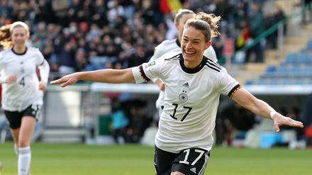 So ist Fußball. Felicitas Rauch freut sich mit dem DFB-Team auf die EM.