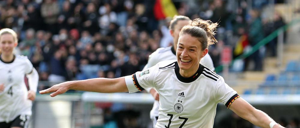 So ist Fußball. Felicitas Rauch freut sich mit dem DFB-Team auf die EM.