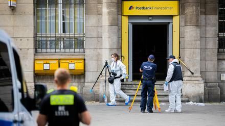 Beamte der Kriminaltechnik sind im Bezirk Wilmersdorf in der Uhlandstraße an einer Postbankfiliale im Einsatz.