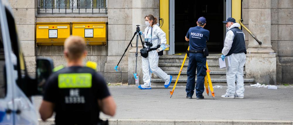 Beamte der Kriminaltechnik sind im Bezirk Wilmersdorf in der Uhlandstraße an einer Postbankfiliale im Einsatz.