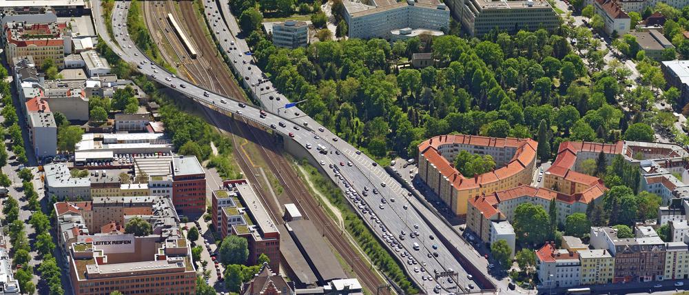 In diesem Luftbild ist die neue Brücke als Simulation dargestellt (oben links)