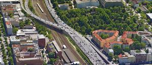 In diesem Luftbild ist die neue Brücke als Simulation dargestellt (oben links)