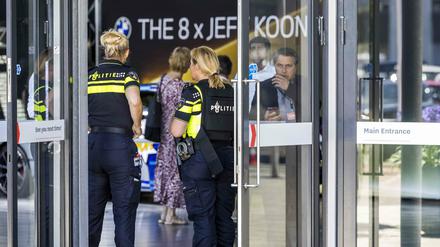 Polizistinnen am Tatort nach dem Überfall bei der Messe Tefaf in Maastricht (am 28. Juni 2022)