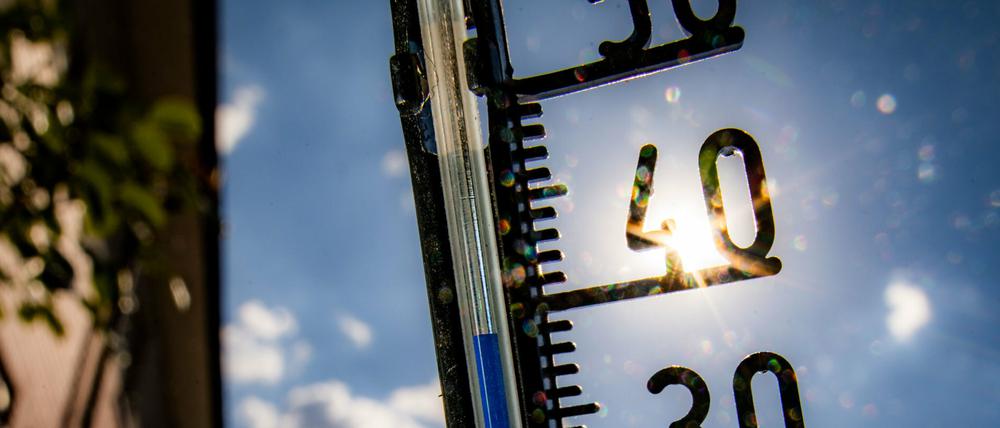 Ein Thermometer an einer Hauswand klettert am Nachmittag in Richtung der 40-Grad-Marke (Archivbild).