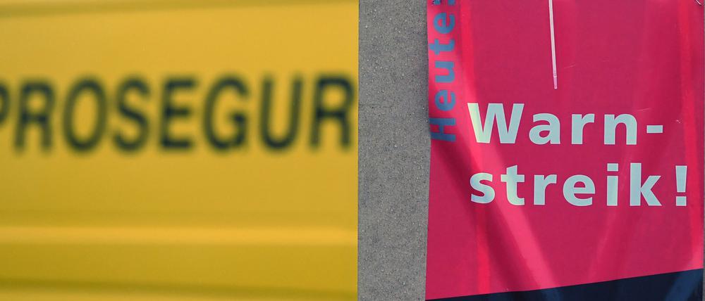Potsdam am 13. Januar 2017: Ein „Warnsteik“-Schild vor dem Fahrzeug einer Geld- und Werttransportfirma (Archivbild).