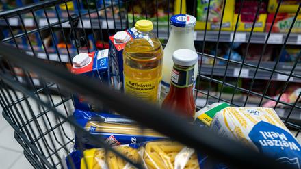 Lebensmittel liegen in einem Supermarkt in einem Einkaufswagen. 