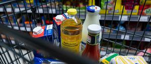 Lebensmittel liegen in einem Supermarkt in einem Einkaufswagen.