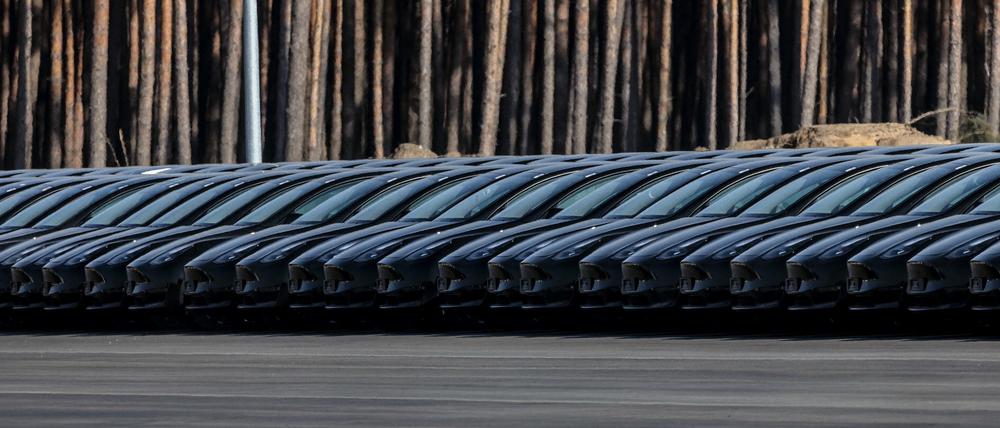 Tesla-Wagen stehen aufgereiht auf dem Geländer in Grünheide.