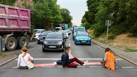 "Letzte Generation"-Aktivisten blockierten auch am Donnerstagmorgen wieder Ein- und Ausfahrten der Autobahnen A100, A111 und A113 in Berlin.