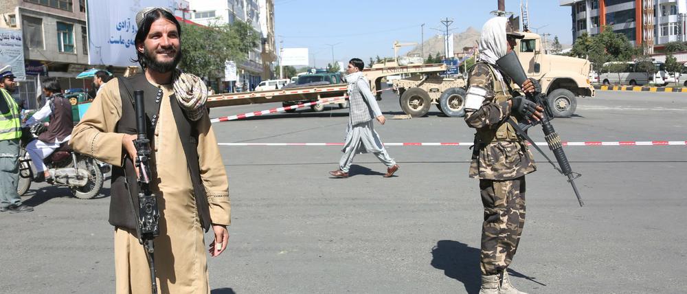 Taliban-Mitglieder stehen in der Nähe des Tagungsortes der Taliban-Versammlung in Kabul.