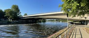 Blick vom Havelufer auf die Dischingerbrücke in Berlin-Spandau.