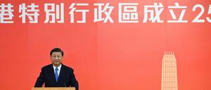 Chinas Präsident Xi Jinping nach der Ankunft in Hongkong 