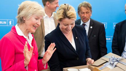 Als Geschenk gab's ein Teeservice: Die Regierende Bürgermeisterin Franziska Giffey (SPD, M.) und Verlegerin Friede Springer.