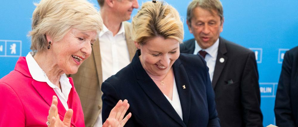 Als Geschenk gab's ein Teeservice: Die Regierende Bürgermeisterin Franziska Giffey (SPD, M.) und Verlegerin Friede Springer.