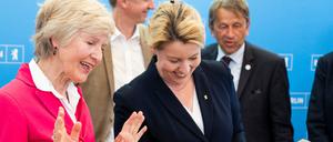 Als Geschenk gab's ein Teeservice: Die Regierende Bürgermeisterin Franziska Giffey (SPD, M.) und Verlegerin Friede Springer.