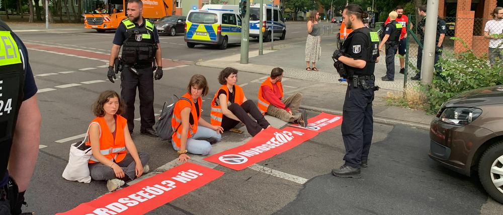 Zehn Aktivist:innen klebten sich am Freitagmorgen erneut auf der Berliner Stadtautobahn fest, um ihren Forderungen nach mehr Klimaschutz durchzusetzen.