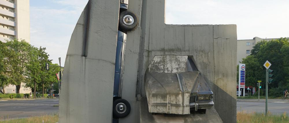 Wolf Vostells Betonskulptur "Zwei Beton-Cadillacs in der Form der nackten Maja" auf dem Rathenauplatz in Berlin-Grunewald.