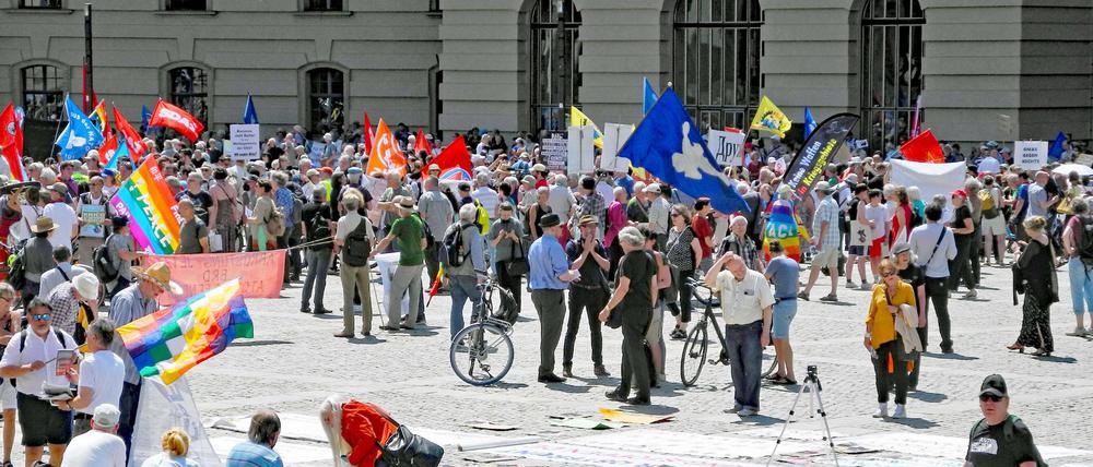 Etwa 1400 Menschen demonstrierten nach Angaben der Polizei auf dem Bebelplatz in Berlin.