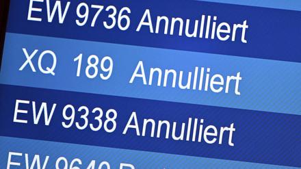 Flugausfälle häufen sich: Bei kurzfristigen Absagen können Kunden nicht nur den Ticketpreis zurück verlangen, sondern auch eine Entschädigung. 
