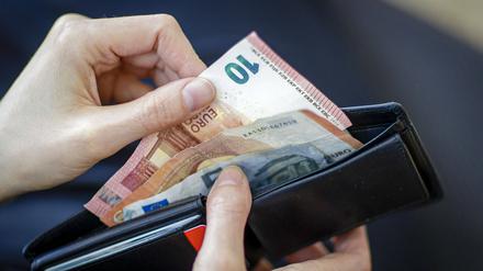 Das Geld im Portemonnaie wird bei vielen Menschen knapper. 39 Prozent wollen weniger ausgeben.