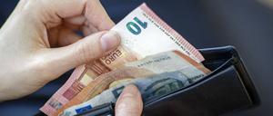 Das Geld im Portemonnaie wird bei vielen Menschen knapper. 39 Prozent wollen weniger ausgeben.