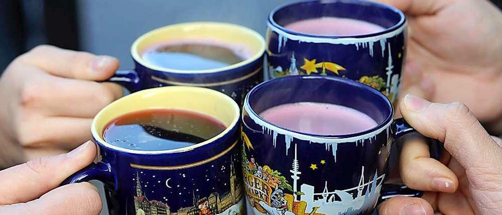 Glühwein im Sommer? Der Weihnachtsmarkt in Dinkelscherben machts möglich (Symbolbild).