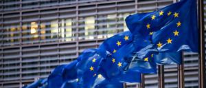 Europaflaggen wehen vor dem Sitz der EU-Kommission (Archivbild).