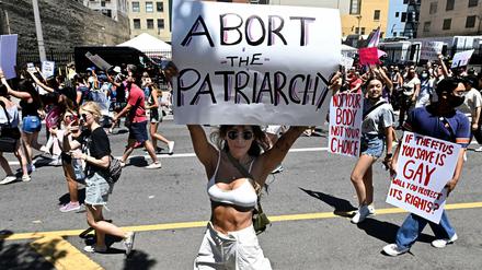 Eine Frau protestiert in L.A. gegen das Urteil des Obersten Gerichtshofs zur Abtreibung in den USA.