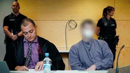 Der Hauptangeklagte (r) im Prozess zu den Polizistenmorden in Kusel sitzt neben seinem Anwalt Leonhard Kaiser im Verhandlungssaal des Landgerichts Kaiserslautern. 