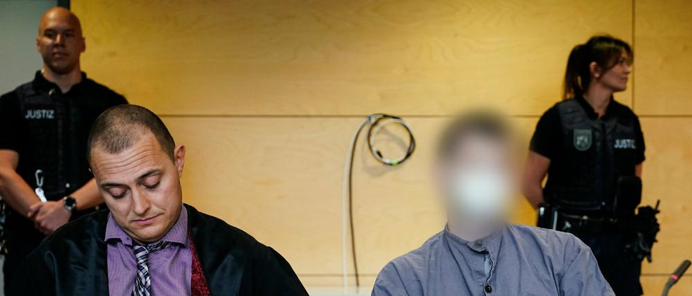 Der Hauptangeklagte (r) im Prozess zu den Polizistenmorden in Kusel sitzt neben seinem Anwalt Leonhard Kaiser im Verhandlungssaal des Landgerichts Kaiserslautern. 