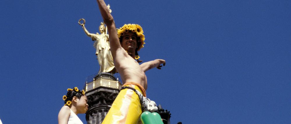 Foto von der Loveparade 1997. Bis 2006 zog die Techno-Parade jährlich durch Berlin. Viel nackte Haut gehörte immer dazu.