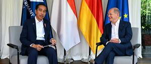 Vom Westen und von Kanzler Olaf Scholz (rechts) umworben: Joko Widodo, Präsident von Indonesien, das die Präsidentschaft der G20 innehat.