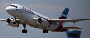 Ein Airbus der Eurowings startet auf dem Konrad-Adenauer-Flughafen Köln-Bonn.