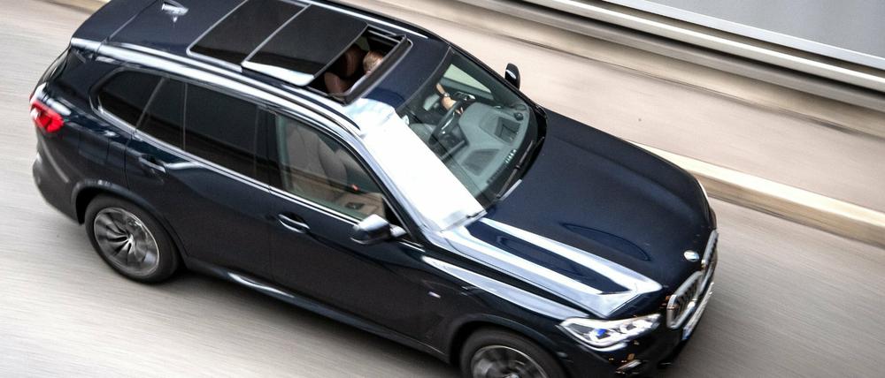 Ein SUV fährt auf einer Straße.