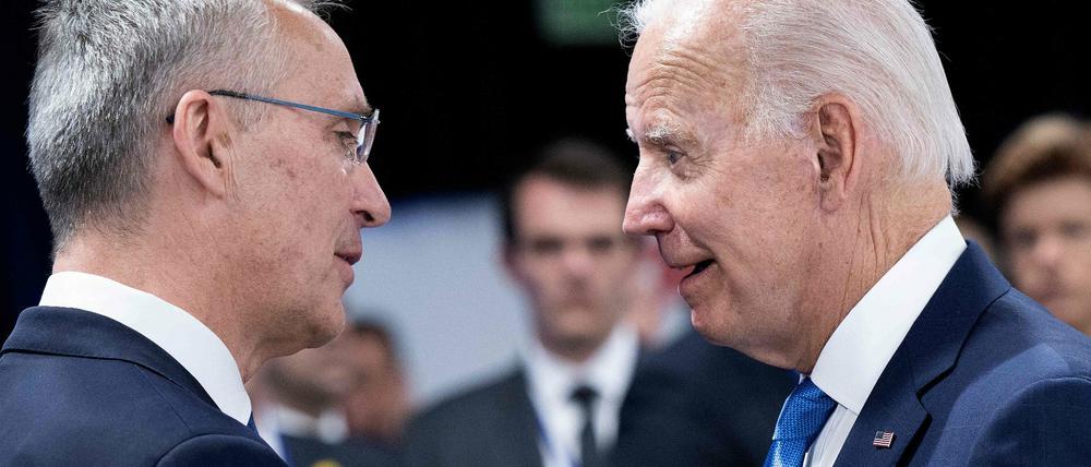 Nato-Generalsekretär Jens Stoltenberg (links) and US-Präsident Joe Biden beim Nato-Gipfel in Madrid.