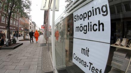Hinweis auf Corona-Regeln an einem Geschäft.