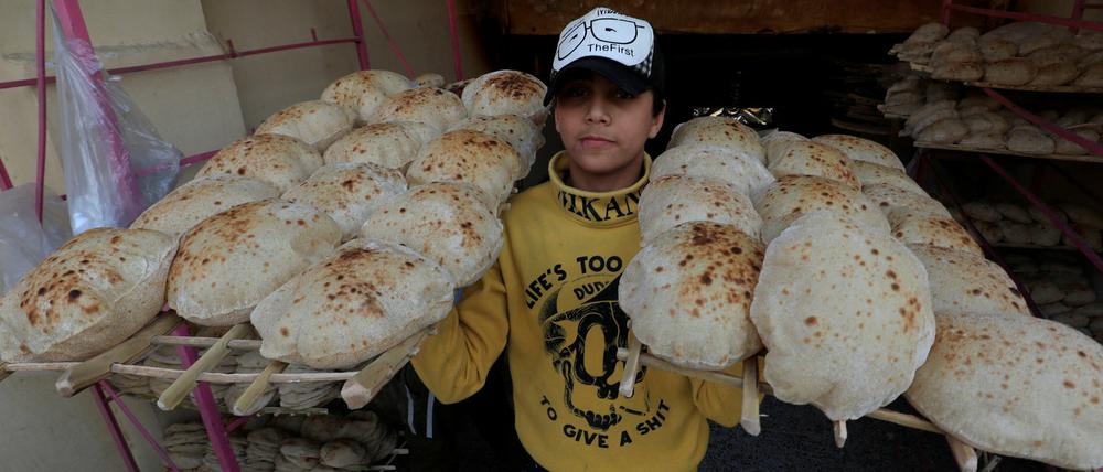 In einer Bäckerei in der ägyptischen Hauptstadt Kairo werden Brotfladen transportiert. 
