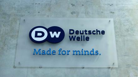 Ein Schild mit dem Schriftzug der Deutschen Welle.
