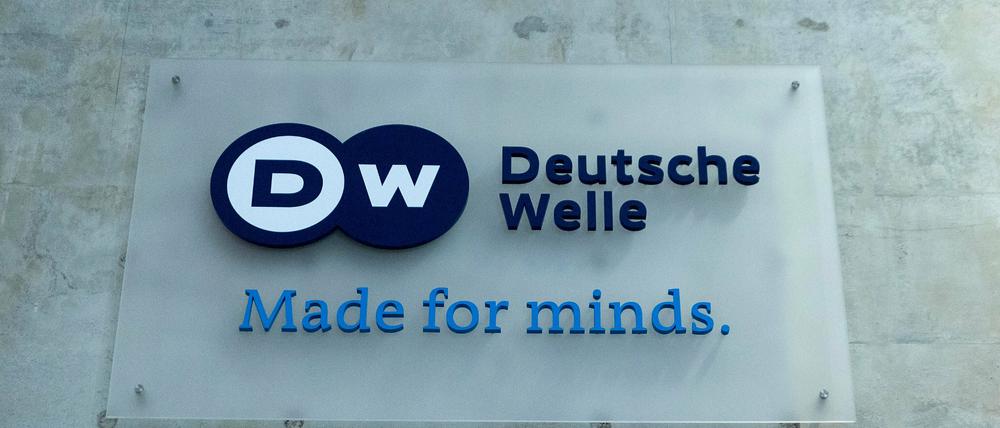 Ein Schild mit dem Schriftzug der Deutschen Welle.