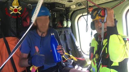 Der Wanderer nach seiner Rettung an Bord eines Helikopters. 