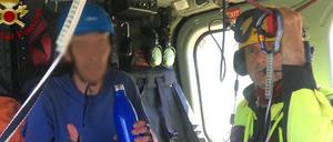Der Wanderer nach seiner Rettung an Bord eines Helikopters. 