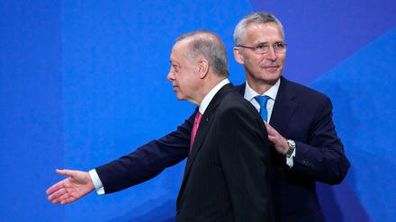 Nato-Generalsekretär Jens Stoltenberg begrüßt den Präsident der Türkei Tayyip Erdogan zum NATO-Gipfel