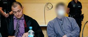 Der Hauptangeklagte (r) sitzt am 21. Juni neben seinem Anwalt Leonhard Kaiser im Verhandlungssaal des Landgerichts Kaiserslautern.