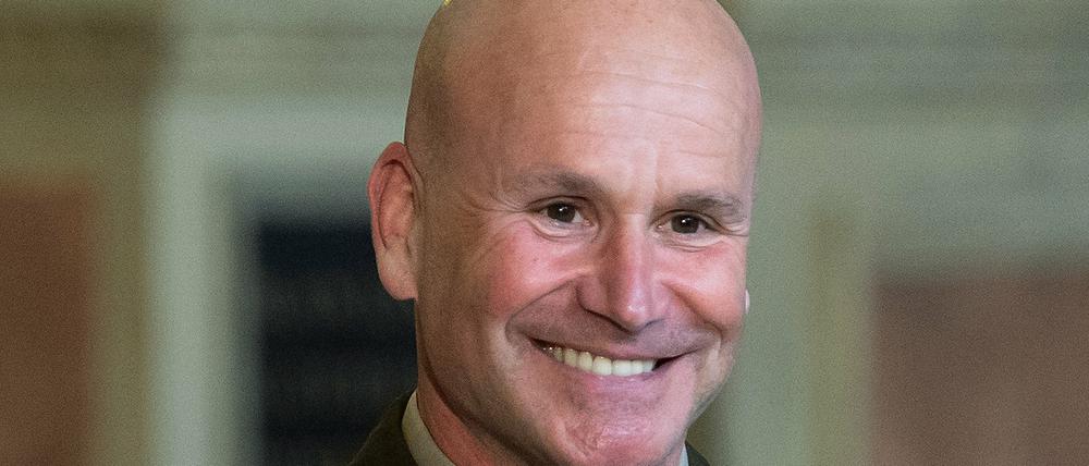 Christopher G. Cavoli, General der US Army, lächelt als er vom bayerischen Ministerpräsidenten den Bayerischen Verdienstorden verliehen bekommt (Archivbild).