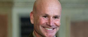 Christopher G. Cavoli, General der US Army, lächelt als er vom bayerischen Ministerpräsidenten den Bayerischen Verdienstorden verliehen bekommt (Archivbild).