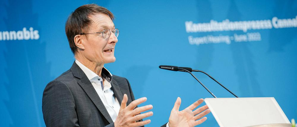 Gesundheitsminister Karl Lauterbach spricht am 30. Juni bei der Expertenanhörung zur Vorbereitung der geplanten Abgabe von Cannabis an Erwachsene.