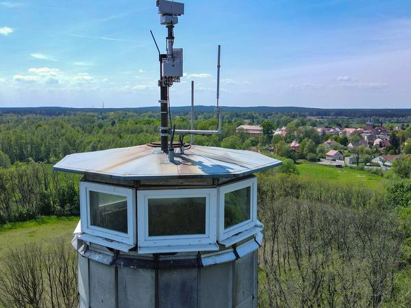 In der Nähe brennt es nun: ein Feuerwachturm des Landesbetriebs Forst Brandenburg bei Lieberose.